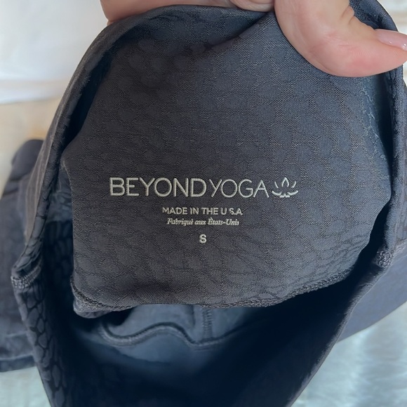 Beyond Yoga Set, Feline Jacquard High Waisted Midi Legging & Cropped Tank - Picture 14 of 16